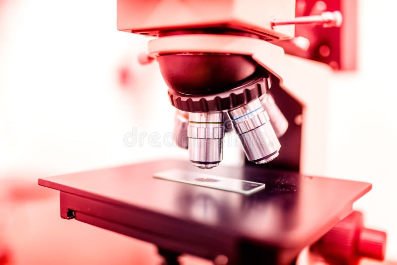 Medicinskt laboratorium, mikroskop som används för kemiprovprövkopior Kontaminerade prövkopior som testas i laboratorium arkivfoto