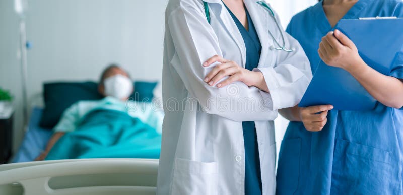 Medicinskt lag för doktor och för sjuksköterska med patienten i bakgrund royaltyfri foto Medicinskt lag för doktor och för sjuksköterska med patienten i bakgrund royaltyfri foto