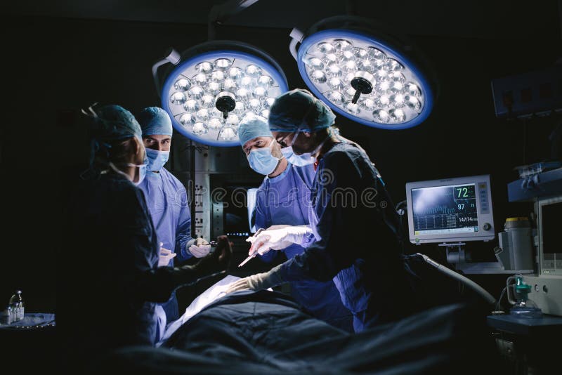 Medicinskt lag som utför kirurgi i sjukhus royaltyfria bilder Medicinskt lag som utför kirurgi i sjukhus royaltyfria bilder