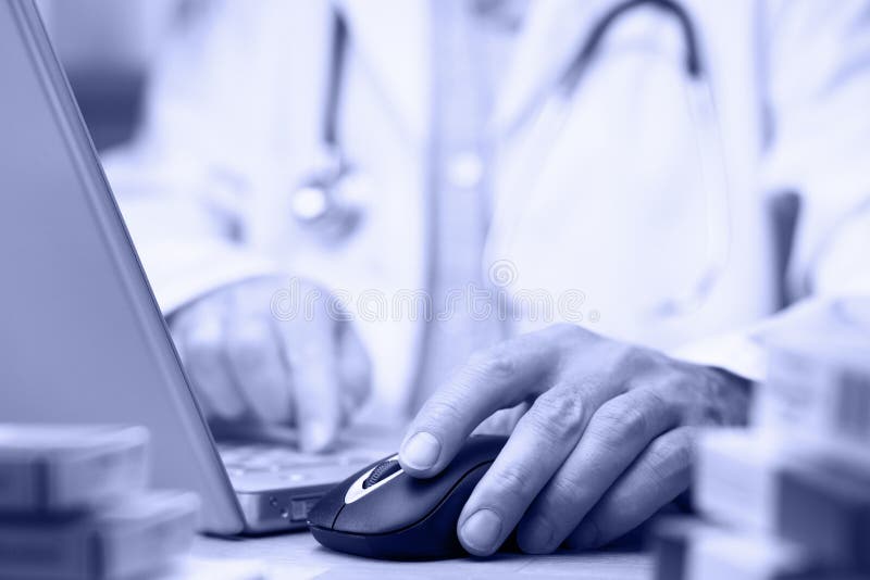 medicinskt online-förberedande register för doktorsinternet royaltyfri foto medicinskt online-förberedande register för doktorsinternet royaltyfri foto
