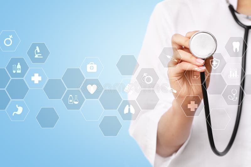 Medicinteknologi och sjukvårdbegrepp Medicinsk doktor som arbetar med modern PC Symboler på den faktiska skärmen royaltyfri fotografi