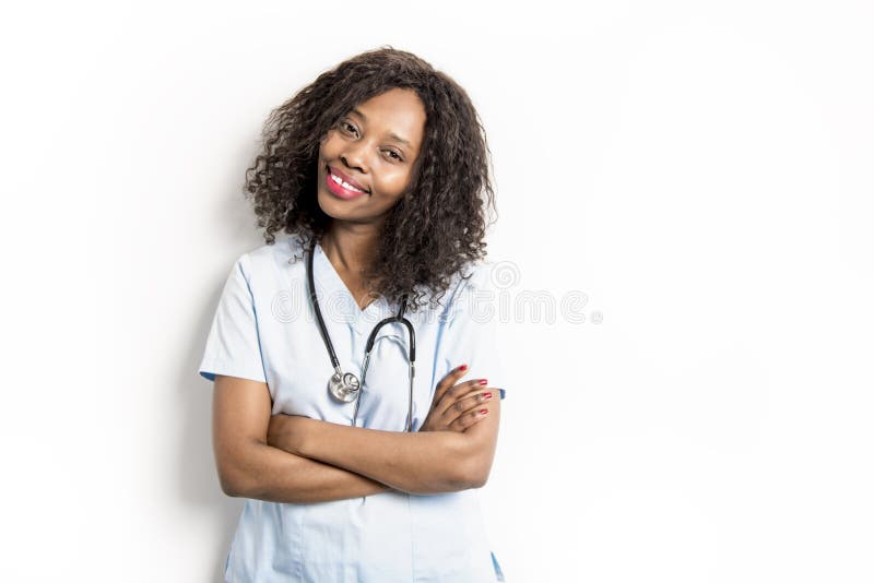 Medico africano felice dell'interno medico su bianco dello studio fotografia stock