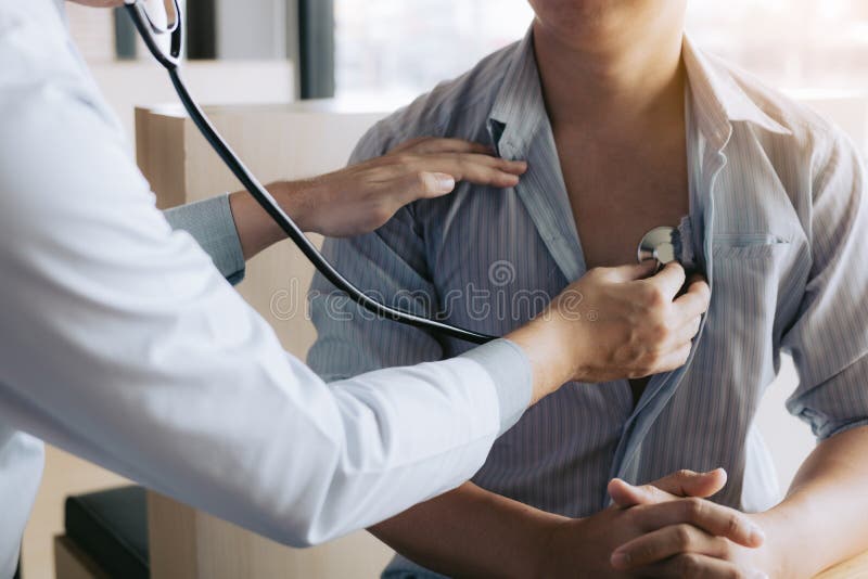 Medico asiatico sta utilizzando uno stetoscopio per ascoltare il battito cardiaco del paziente anziano fotografia stock Medico asiatico sta utilizzando uno stetoscopio per ascoltare il battito cardiaco del paziente anziano fotografia stock