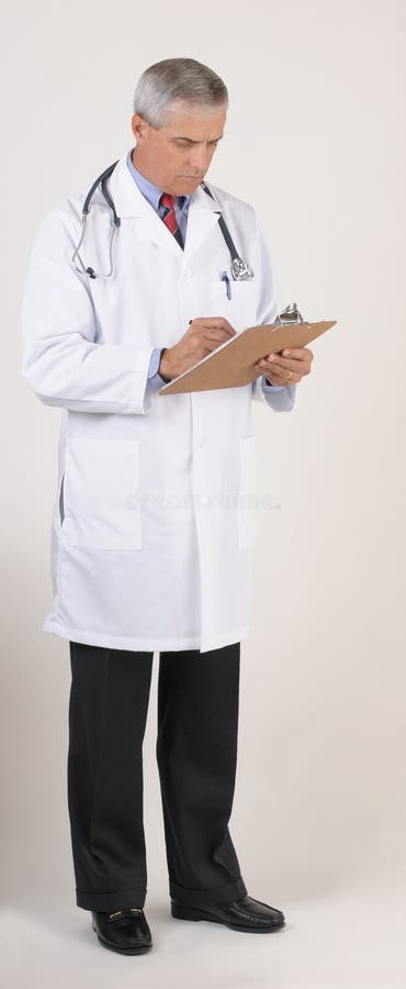 Medico in cappotto del laboratorio integrale immagine stock libera da diritti Medico in cappotto del laboratorio integrale immagine stock libera da diritti