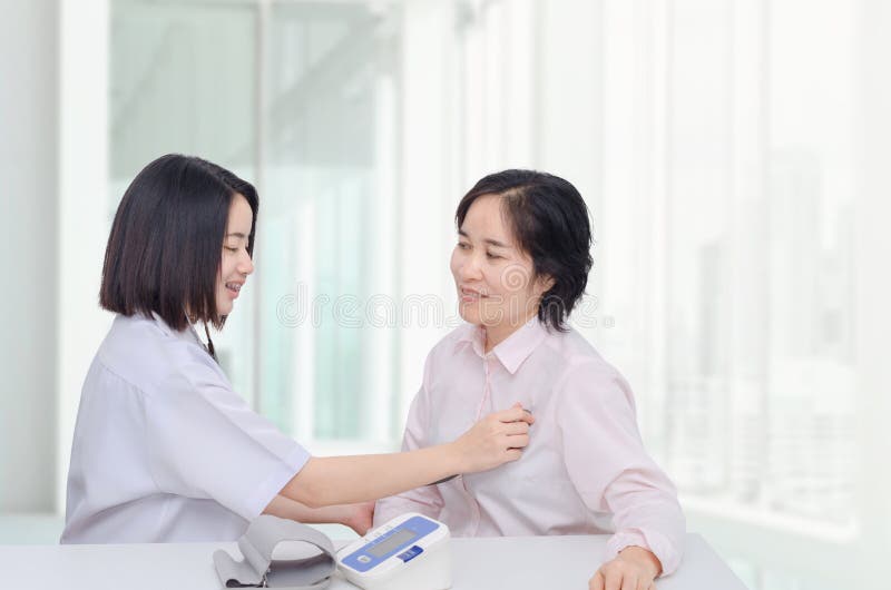 Medico che controlla paziente dallo stetoscopio fotografie stock Medico che controlla paziente dallo stetoscopio fotografie stock