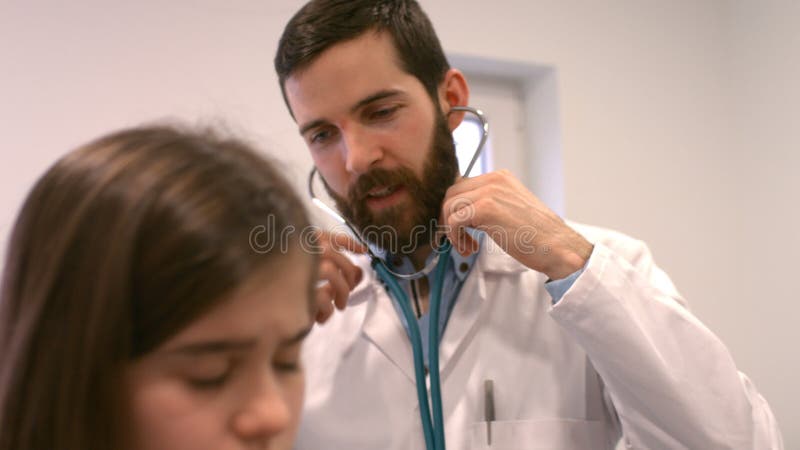 Medico che esamina una ragazza