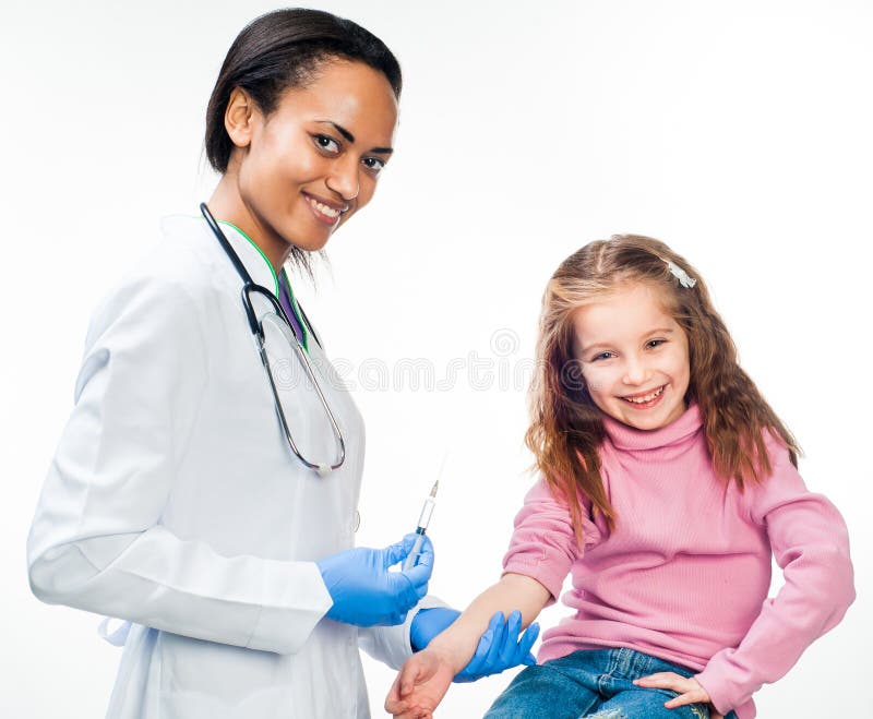 Medico che fa iniezione vaccino ad un bambino fotografia stock libera da diritti