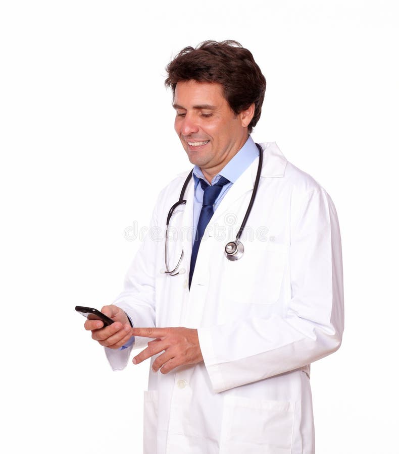 Medico che invia messaggio dal cellulare immagine stock Medico che invia messaggio dal cellulare immagine stock