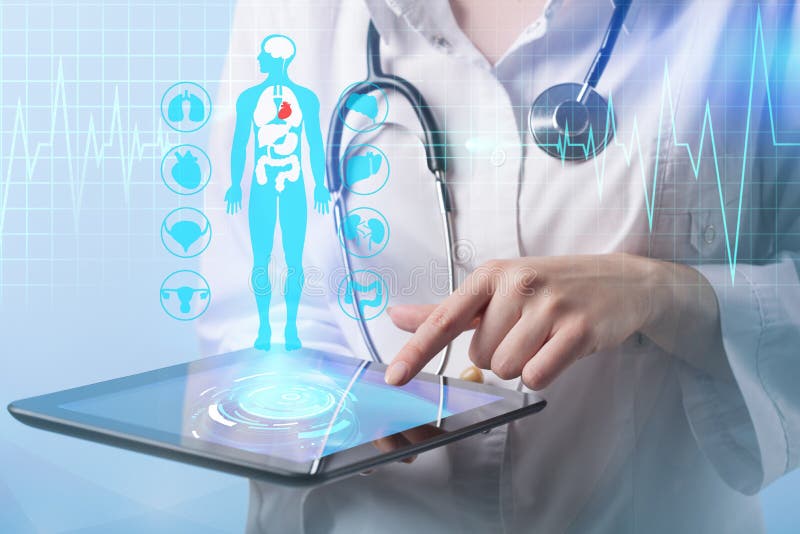 Medico che lavora ad uno schermo virtuale Concetto medico di tecnologia fotografia stock libera da diritti