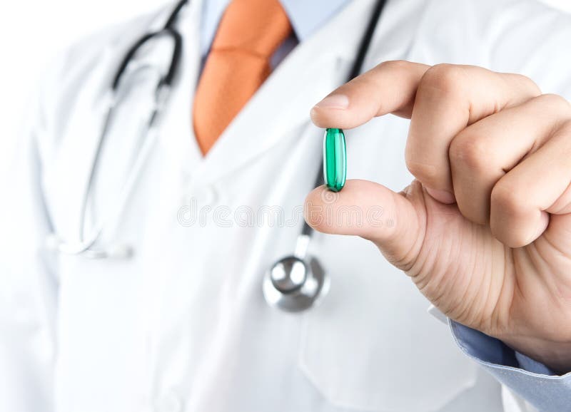 Medico che mostra pillola immagine stock libera da diritti Medico che mostra pillola immagine stock libera da diritti