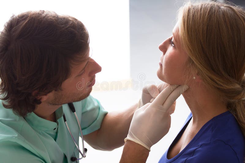 Medico che parla con il paziente immagine stock Medico che parla con il paziente immagine stock