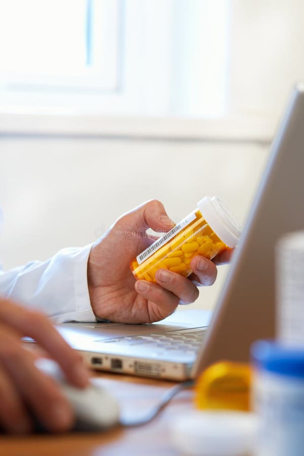 Medico che prepara prescrizione immagini stock Medico che prepara prescrizione immagini stock