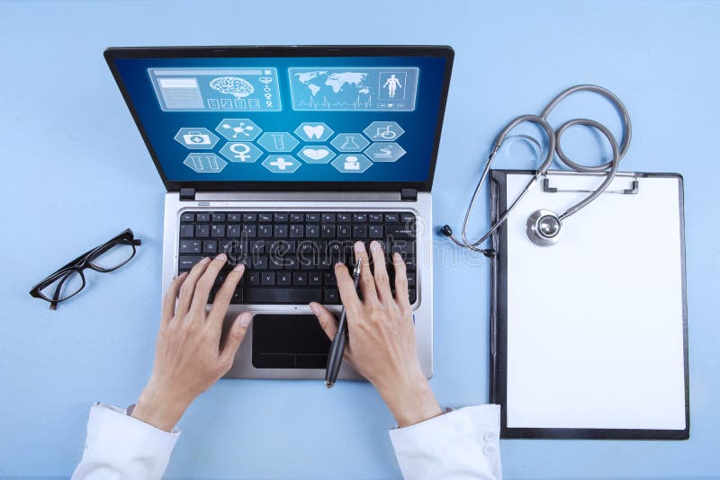 Medico che scrive sulla tastiera fotografia stock libera da diritti Medico che scrive sulla tastiera fotografia stock libera da diritti