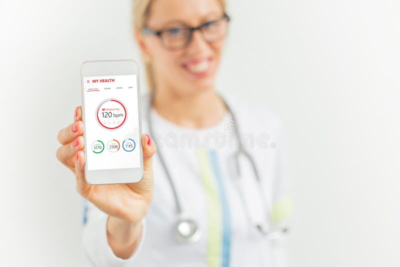 Medico che suggerisce di usare salute app