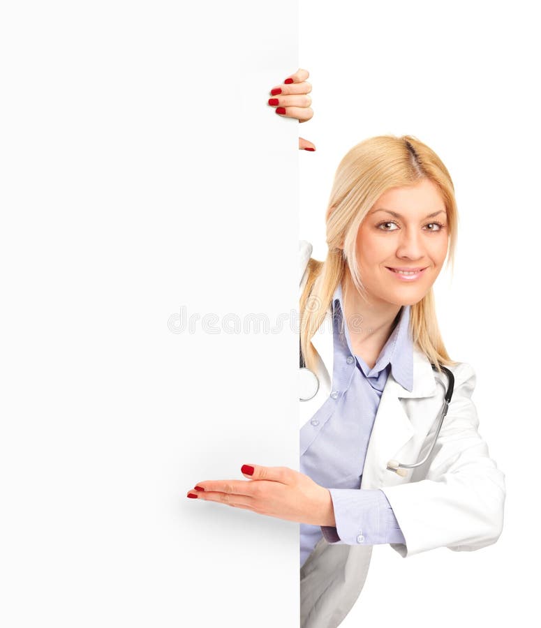 Medico che tiene un comitato e gesturing bianchi fotografie stock