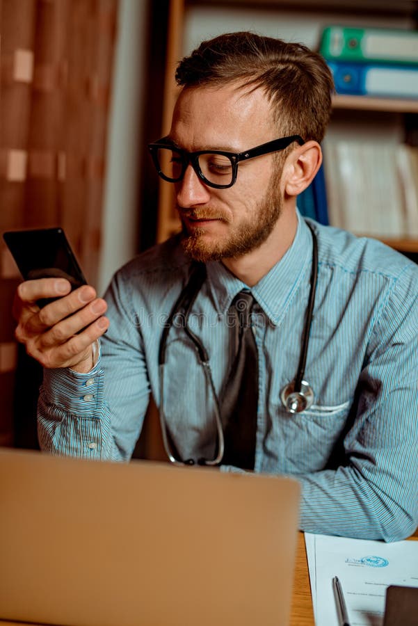 Medico che usando smartphone fotografie stock Medico che usando smartphone fotografie stock