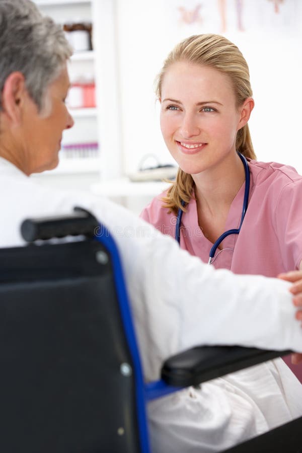 Medico con il paziente femminile immagine stock