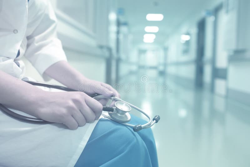 Medico in corridoio vuoto dell'ospedale immagini stock Medico in corridoio vuoto dell'ospedale immagini stock