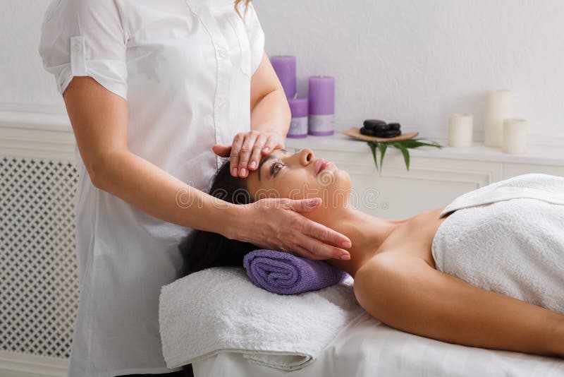 Medico dell'estetista della donna oppone resistenza il massaggio nel centro di benessere della stazione termale