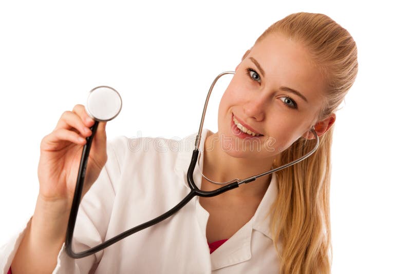 Medico della donna ascolta heartbeating con lo stetoscopio fotografie stock Medico della donna ascolta heartbeating con lo stetoscopio fotografie stock