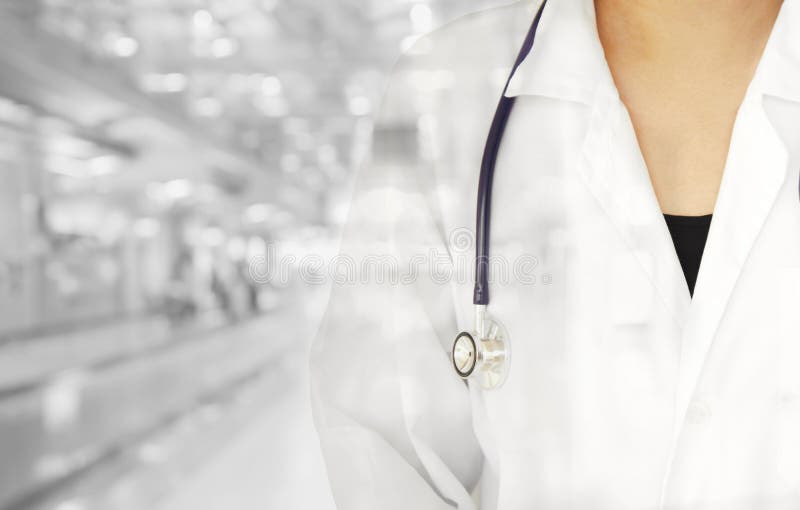 Medico della donna con lo stetoscopio per i wi medici di controllo di sanità fotografia stock Medico della donna con lo stetoscopio per i wi medici di controllo di sanità fotografia stock