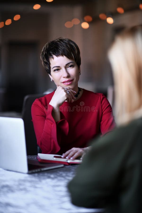 Medico della donna dello psichiatra ascolta con attenzione una giovane donna il suo paziente sul suo problema emozionale o situaz fotografia stock Medico della donna dello psichiatra ascolta con attenzione una giovane donna il suo paziente sul suo problema emozionale o situaz fotografia stock
