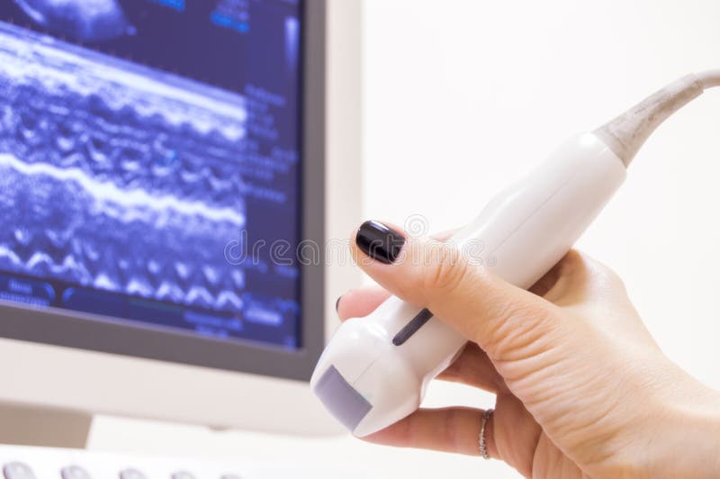 Medico della donna sta giudicando il fondo disponibile della sonda ultrasonica dell'ultrasuono dello schermo a macchina e sta pre fotografie stock Medico della donna sta giudicando il fondo disponibile della sonda ultrasonica dell'ultrasuono dello schermo a macchina e sta pre fotografie stock