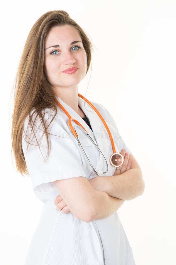 Medico della giovane donna che sta con le armi ha attraversato nel fondo bianco immagini stock libere da diritti Medico della giovane donna che sta con le armi ha attraversato nel fondo bianco immagini stock libere da diritti
