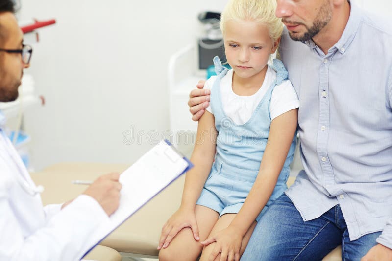 Medico di visita con il padre fotografia stock Medico di visita con il padre fotografia stock