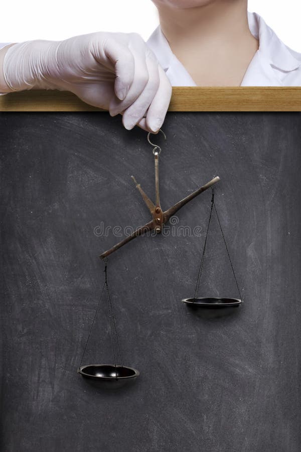 Medico dietro l'ardesia nera su fondo bianco