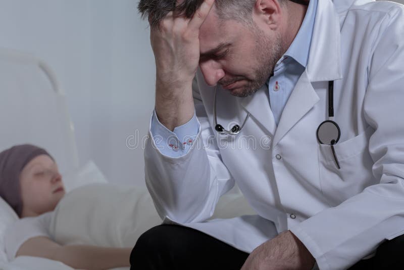 Medico disperato e giovane paziente immagini stock libere da diritti Medico disperato e giovane paziente immagini stock libere da diritti