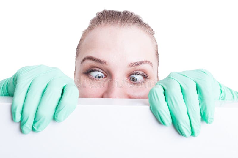 Medico divertente della donna che la tiene occhi ha attraversato ed atto sciocco fotografia stock libera da diritti Medico divertente della donna che la tiene occhi ha attraversato ed atto sciocco fotografia stock libera da diritti