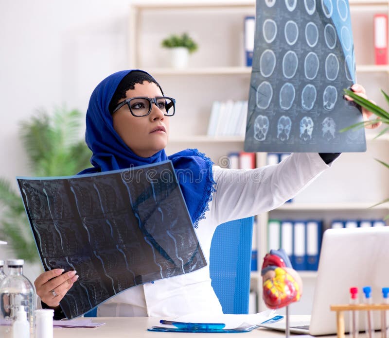 Medico donna che lavora in ospedale nello hijab fotografia stock libera da diritti