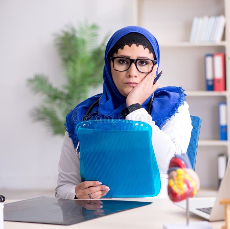 Medico donna che lavora in ospedale nello hijab fotografia stock libera da diritti