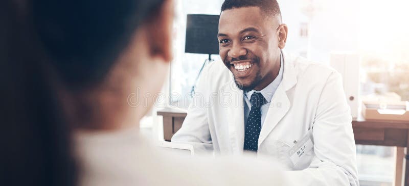 Medico felice o paziente con la consultazione per il controllo degli appuntamenti o un consiglio sanitario alla clinica su strisci fotografia stock