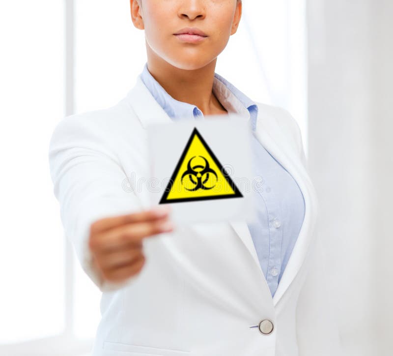 Medico femmina con segnalatore di avvertimento boihazard