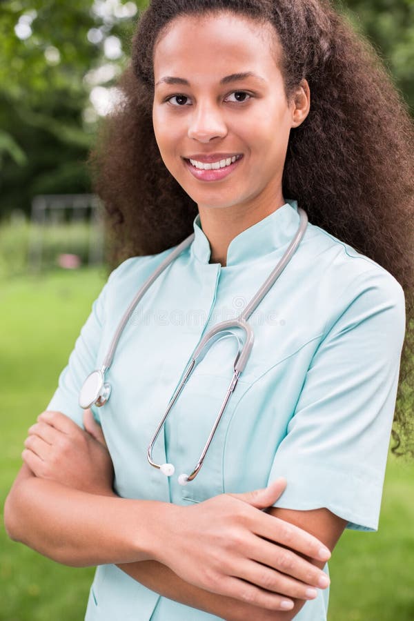 Medico femminile afroamericano sorridente fotografia stock Medico femminile afroamericano sorridente fotografia stock
