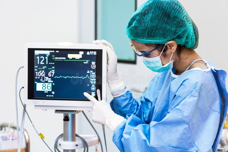 Medico femminile che indica la stanza in funzione del cardiofrequenzimetro H