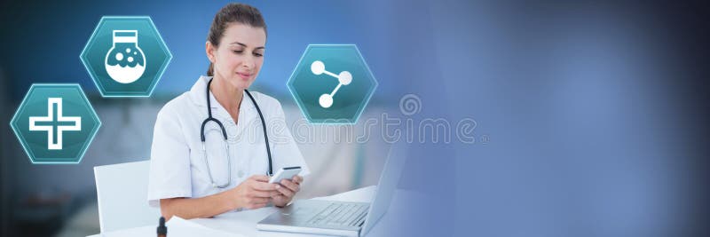 Medico femminile che per mezzo del telefono con le icone mediche di esagono dell'interfaccia fotografie stock Medico femminile che per mezzo del telefono con le icone mediche di esagono dell'interfaccia fotografie stock