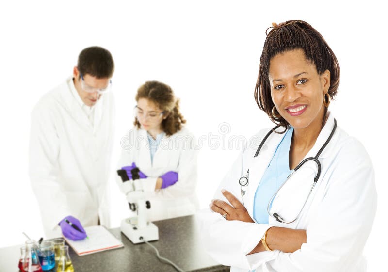 Medico femminile con le tecnologie del laboratorio fotografie stock libere da diritti Medico femminile con le tecnologie del laboratorio fotografie stock libere da diritti