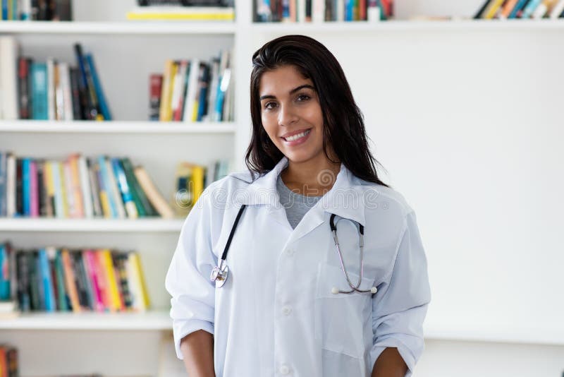 Medico femminile dell'America latina di risata immagine stock
