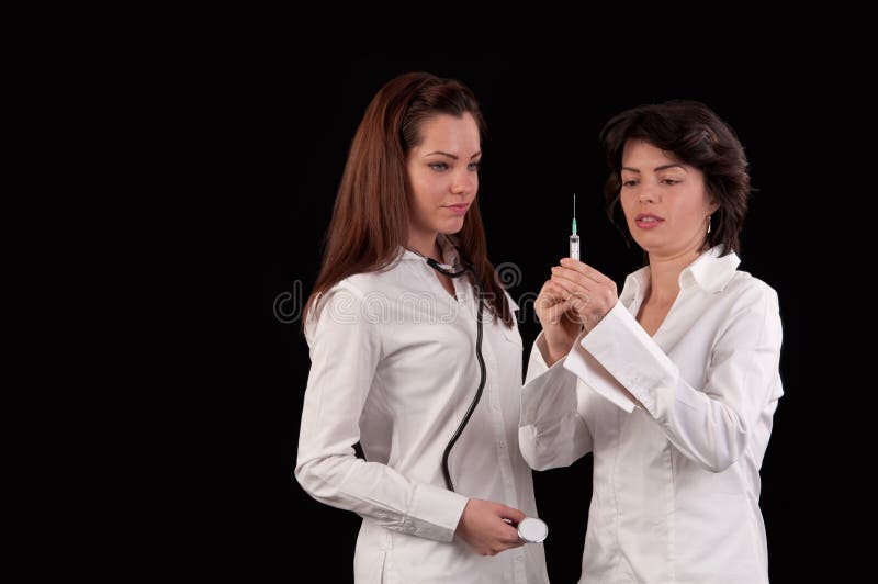 Две женщины врачи. Два врача женщины. Две женщины врача красивые фото. Две женщины врач строгая фото.