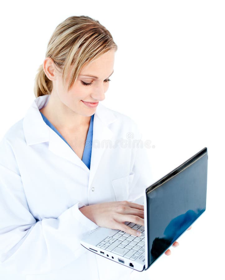Medico femminile Self-assured che tiene un computer portatile