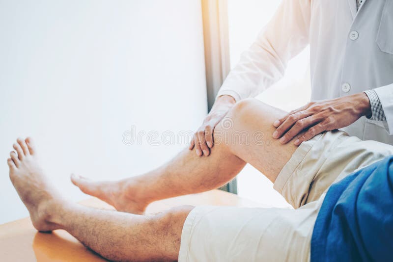Medico fisico che si consulta con il concetto paziente di terapia fisica di problemi del ginocchio