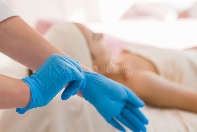 Medico indossa i guanti blu immagini stock Medico indossa i guanti blu immagini stock