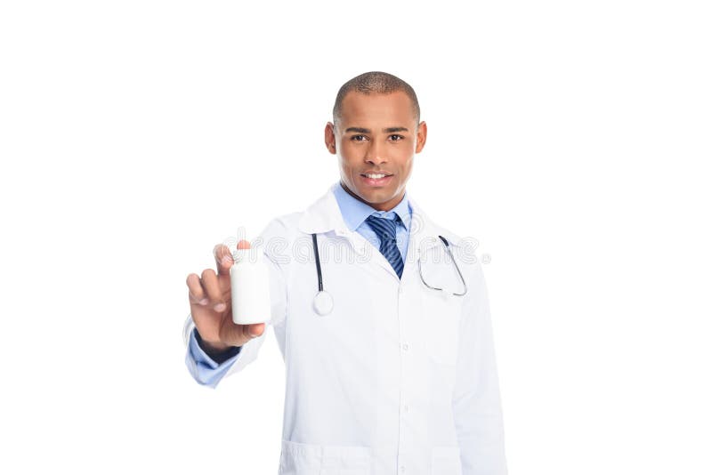medico maschio afroamericano in camice con la bottiglia di pillola, fotografia stock medico maschio afroamericano in camice con la bottiglia di pillola, fotografia stock