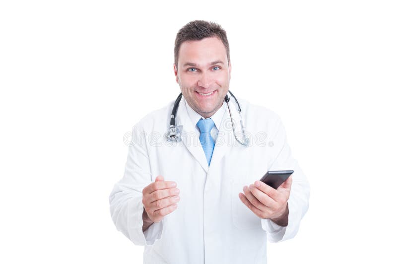 Medico maschio che ritiene tenuta felice ed emozionante un telefono fotografia stock libera da diritti Medico maschio che ritiene tenuta felice ed emozionante un telefono fotografia stock libera da diritti