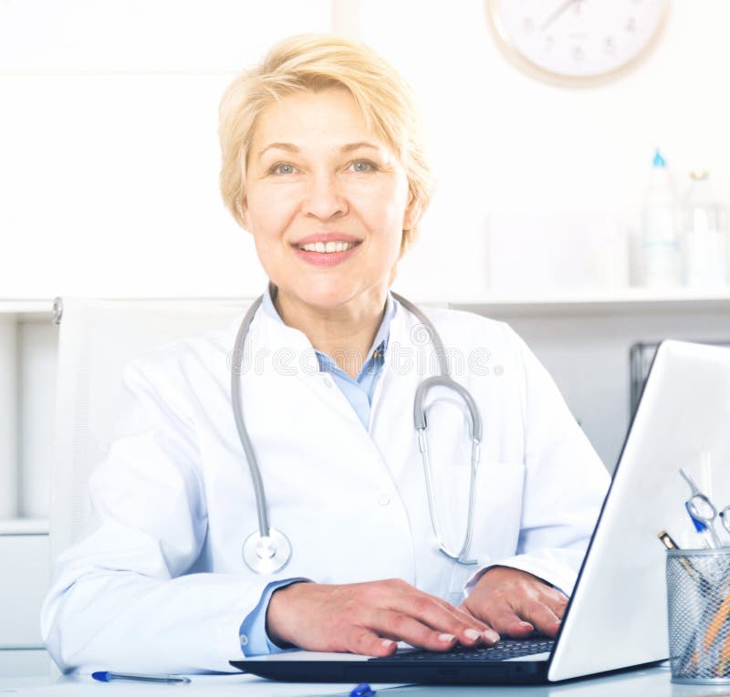 Medico nel paziente aspettante dell'abito fotografia stock libera da diritti Medico nel paziente aspettante dell'abito fotografia stock libera da diritti