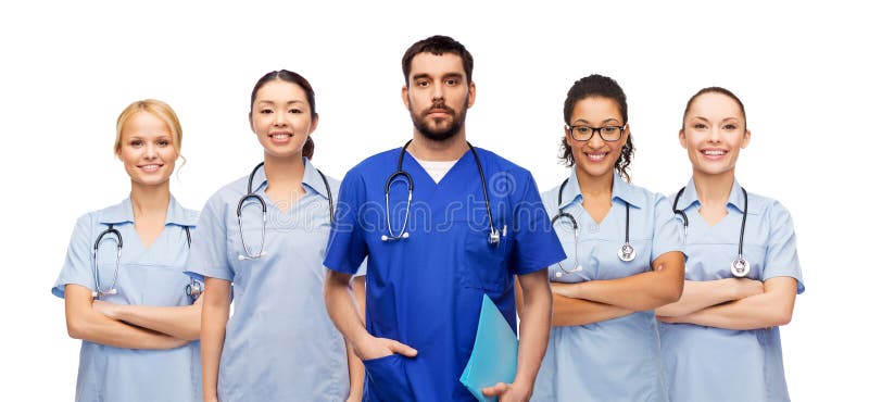 Medico o infermiere con gruppo di operatori medici