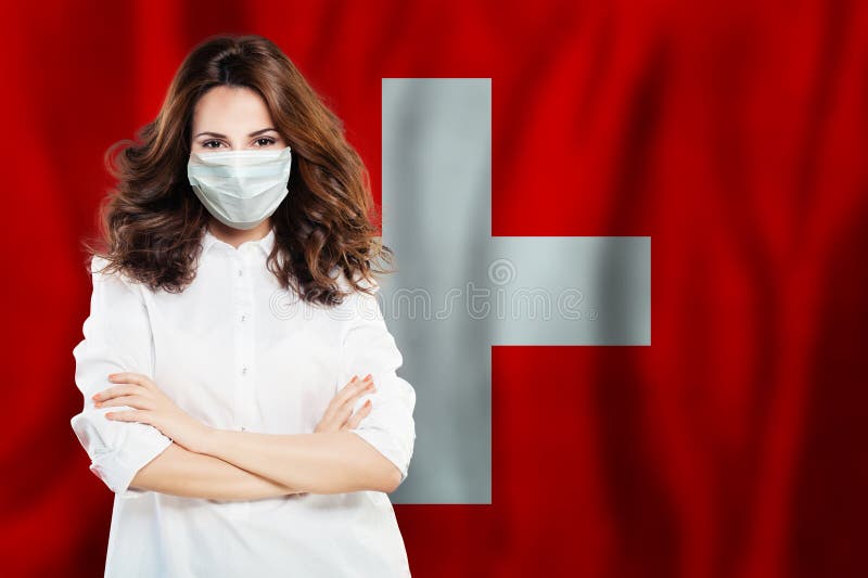 Medico o infermiere con maschera di sicurezza medica sullo sfondo della bandiera svizzera. epidemia di influenza e protezione in s